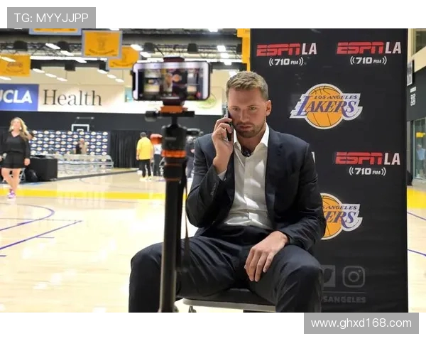 邓恩连突外投对位东契奇连得5分快船20比7压制湖人开局领先13分