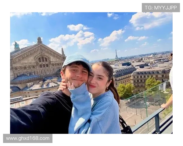 甜美笑容点亮赛场边线内维斯女友玛达莱娜分享运动生活瞬间